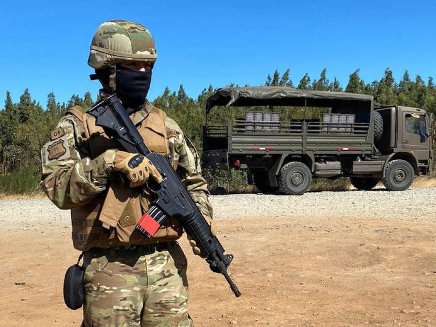Efectivo del Ejército de Chile en tareas de patrullaje y control en la zona  Foto Jedena Araucanía