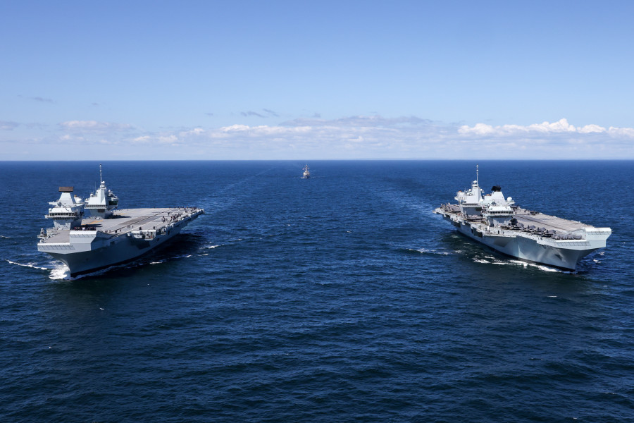 Portaaviones británicos HMS Prince of Wales (izquierda) y Queen Elizabeth hace dos años. Foto Royal Navy