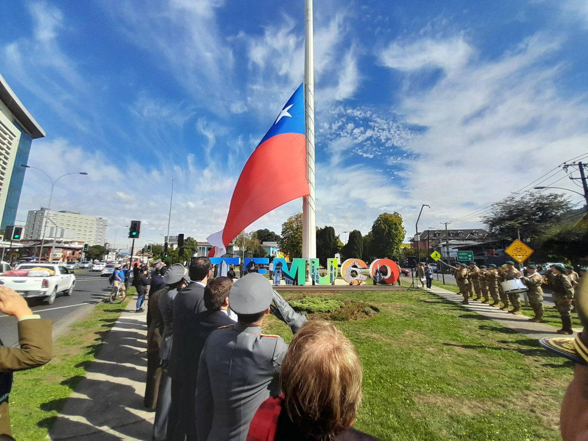 Izamiento de la Gran Bandera Bicentenario en la ciudad de Temuco Foto Eju00e9rcito de Chile