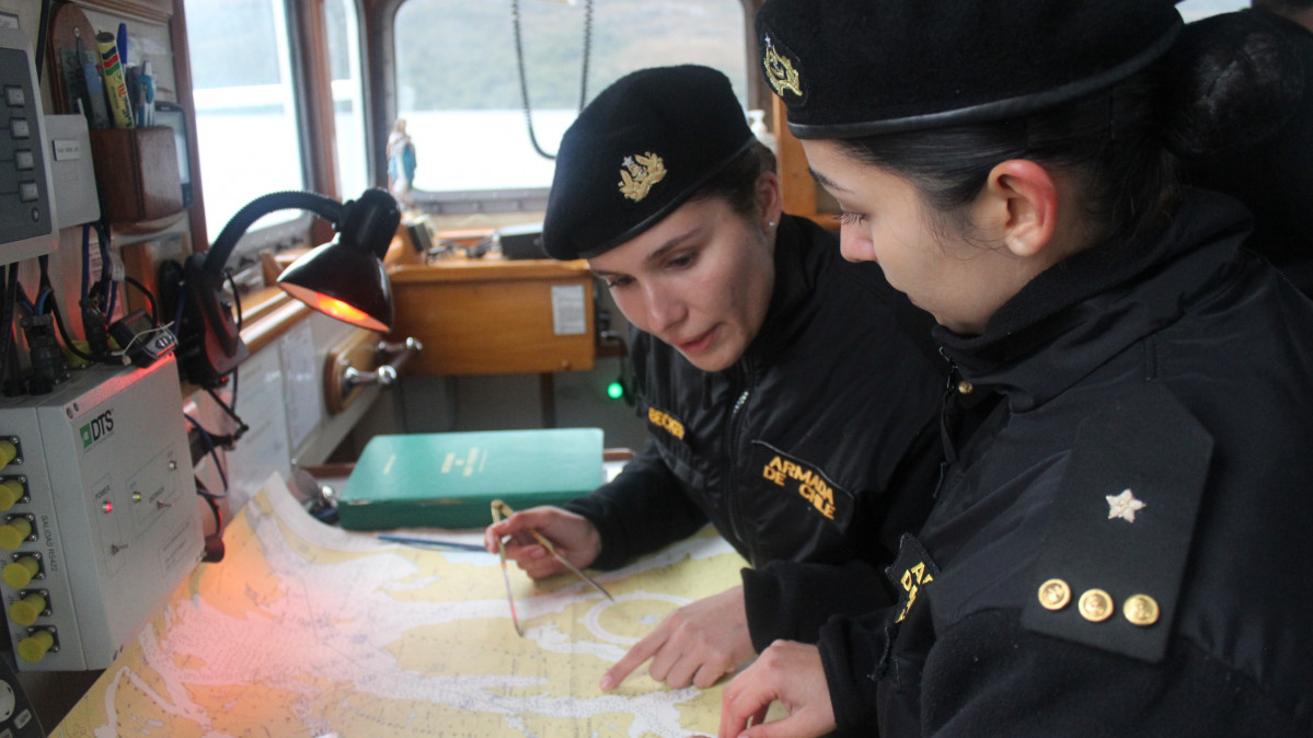 Las guardiamarinas Valeria Becker y Priscila Jimenez en lecturas de cartas de navegaciu00f3n Foto Armada de Chile