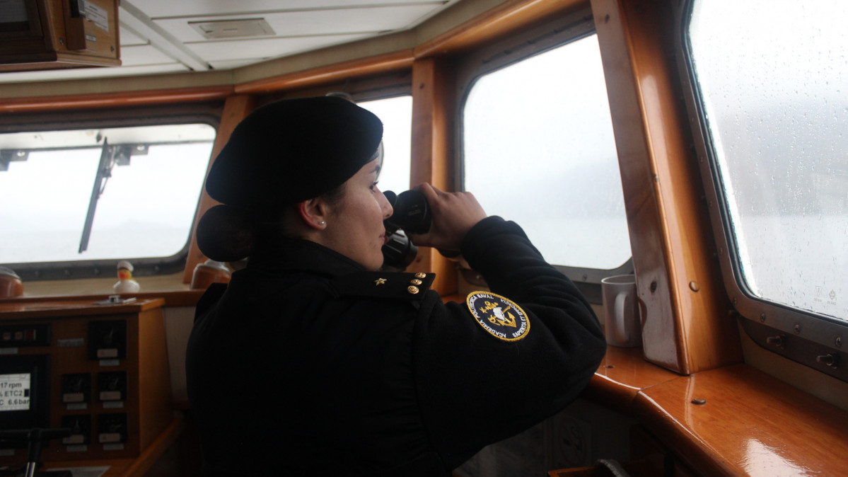 Guardiamarina Litoral Valeria Becker en tareas de observaciu00f3n en puente de mando  Foto Armada de Chile