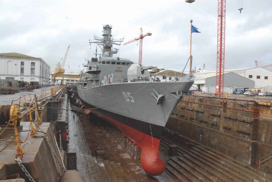 Fragata antisubmarina Type 23 FF 05 Almirante Cochrane en dique seco Foto Asmar