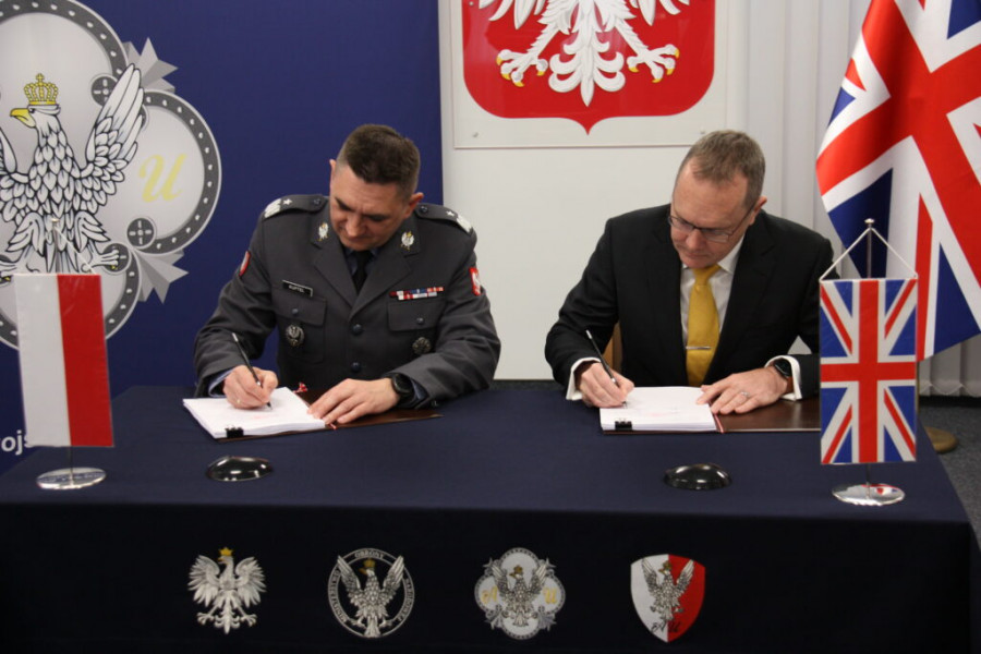 El general de brigada Artur Kuptel, jefe de la Agencia Polaca de Armamentos (izquierda) y el director general de MBDA Reino Unido, Chris Allam durante la firma del acuerdo sobre el Pilica . Foto MBDA