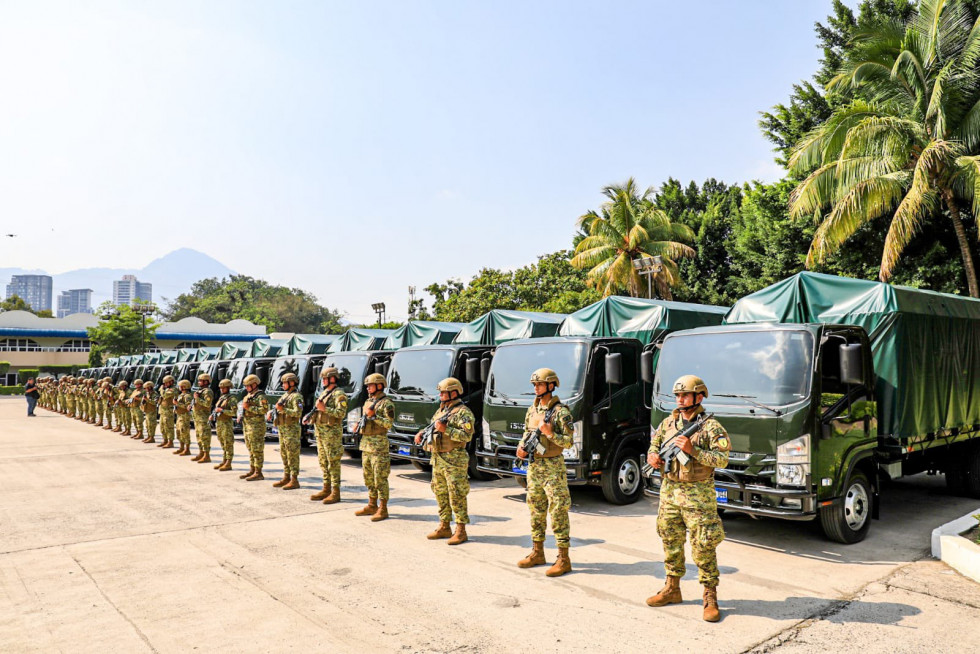 El Salvador entrega 15 camiones a diferentes unidades militares