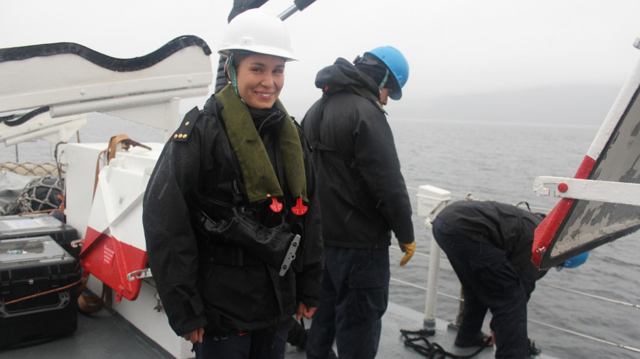 Guardiamarina Litoral Valeria Becker en labores de movimiento de bote de goma