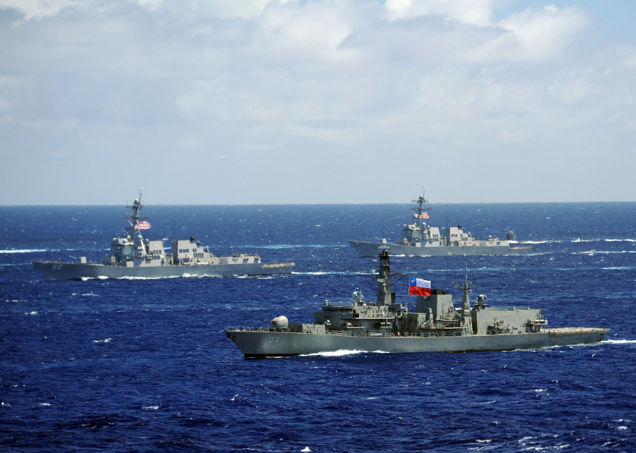 Destructores USS Chafee y Chung Hoon de Estados Unidos y la fragata Type 23 FF 07 Almirante Lynch Armada de Chile en el ejercicio Rimpac Foto United States Navy