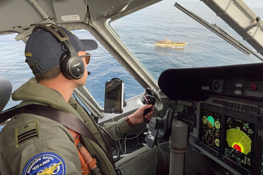 Avión de exploración aeromarítima Airbus Defence and Space P295 Persuader Naval 501 sobrevolando un pesquero extranjero  a 320 kilómetros al oeste de Puerto Montt Foto Armada de Chile
