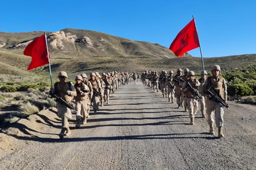 Marcha de 10 kms de los conscriptos de la Brimot Huamachuco en el Altiplano de Putre Foto Ejército de Chile