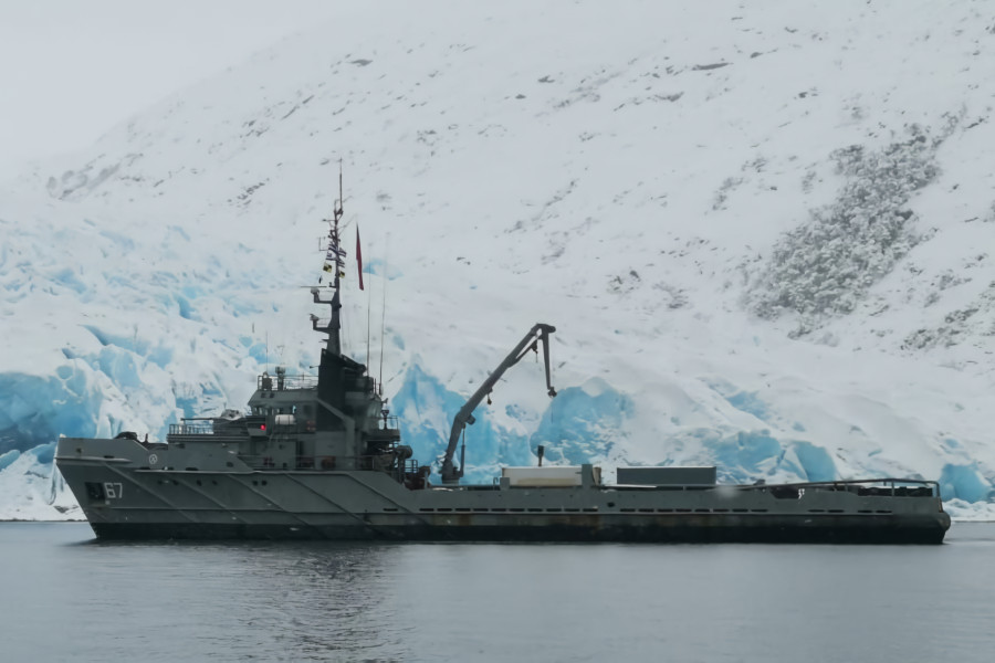 Remolcador de flota ATF 67 Lautaro en la Antártica Foto Armada de Chile