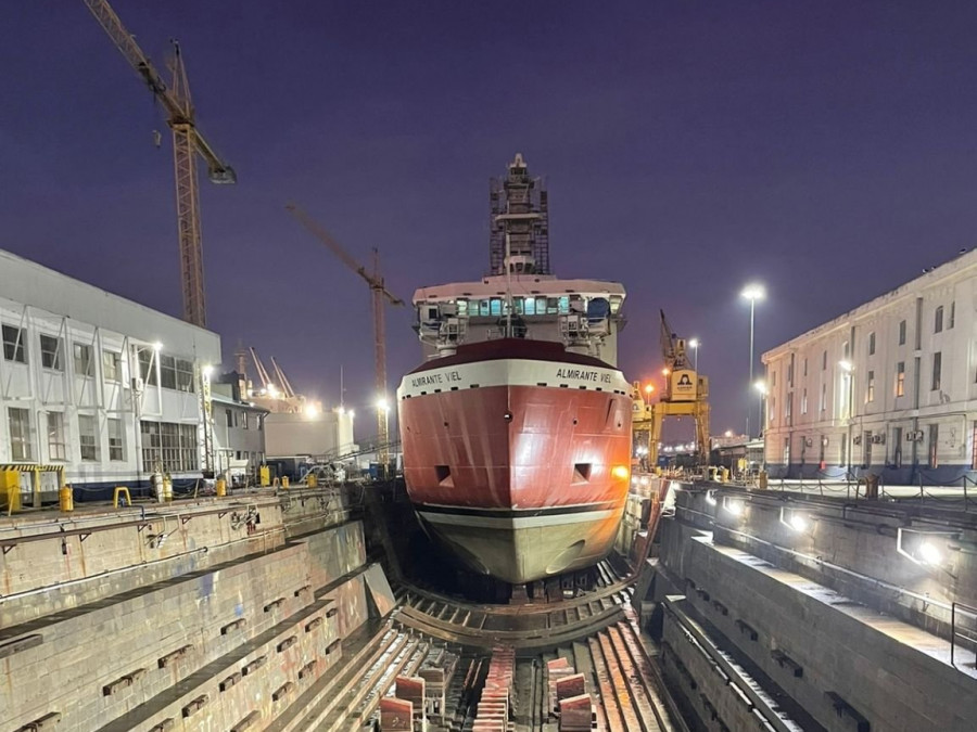 El rompehielos Almirante Viel en dique seco de Talcahuano Foto Asmar