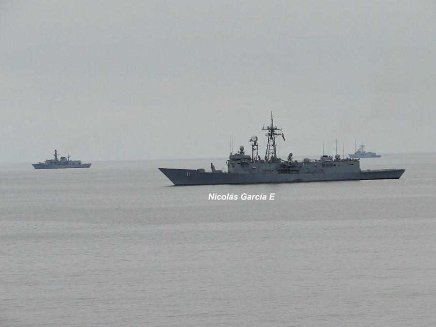Unidades de la Escuadra Nacional de la  Armada de Chile navegando en la bahía de Valparaíso Foto Nicolás García E