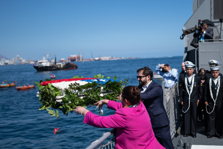 El presidente Boric y la ministra Fernández lanzan una ofrenda flotal en la boya Esmeralda en Iquique Foto Prensa Presidencia de Chile