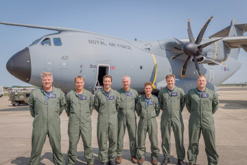 Personal de la RAF ante el último avión A400M recibido por Reino Unido de su flota de 22. Foto. RAF