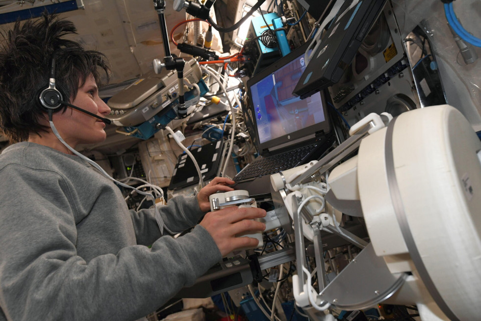 Los astronautas de la ISS operarán en remoto desde el espacio tres robots en tierra
