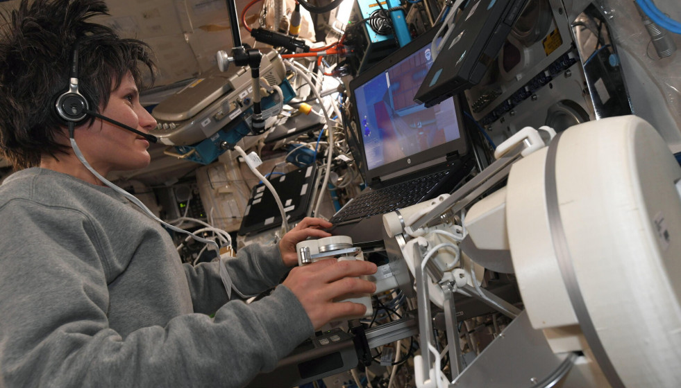 Los astronautas de la ISS operarán en remoto desde el espacio tres robots en tierra