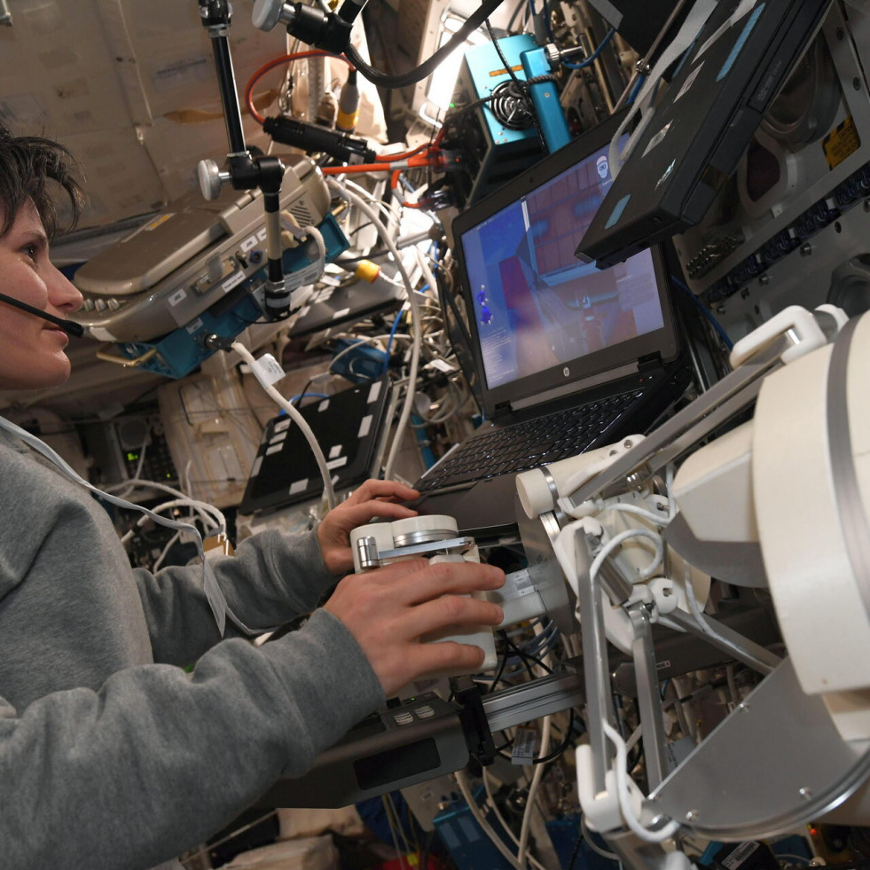 Los astronautas de la ISS operarán en remoto desde el espacio tres robots en tierra