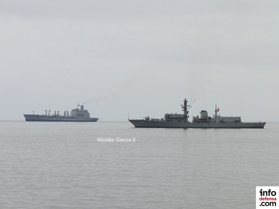 Fragata Almirante Lynch y petrolero Almirante Montt en la bahia de Valparaiso Foto Nicolas Garcia E