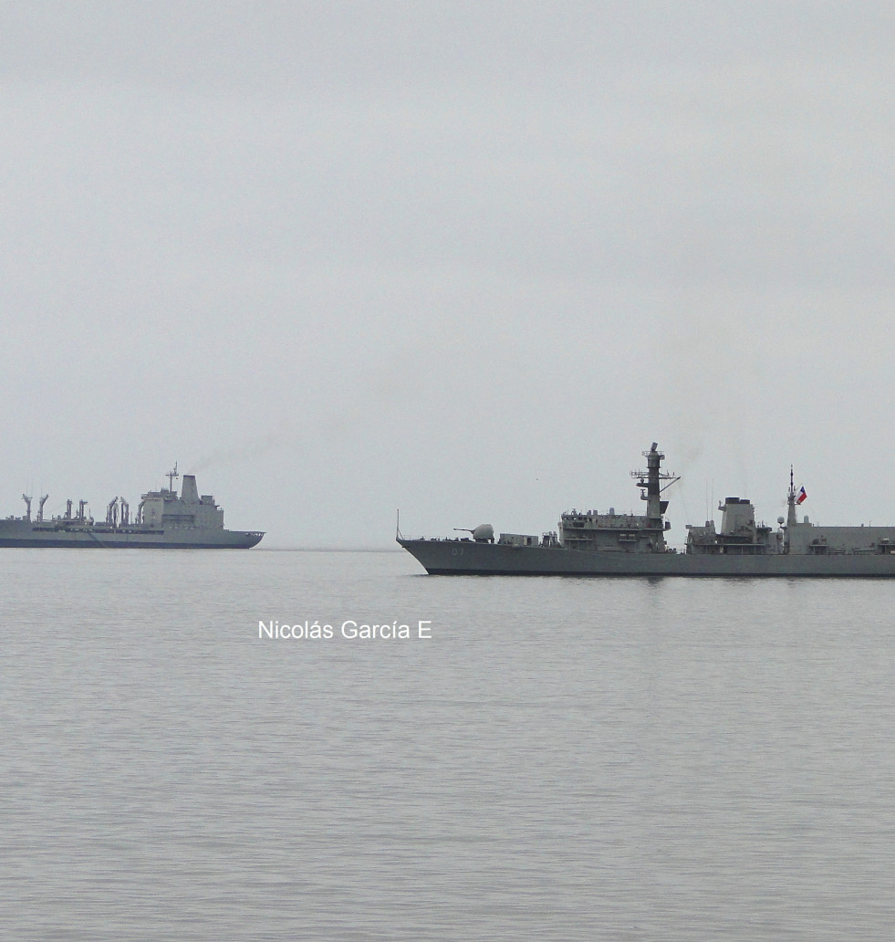 Fragata Almirante Lynch y petrolero Almirante Montt en la bahia de Valparaiso Foto Nicolas Garcia E