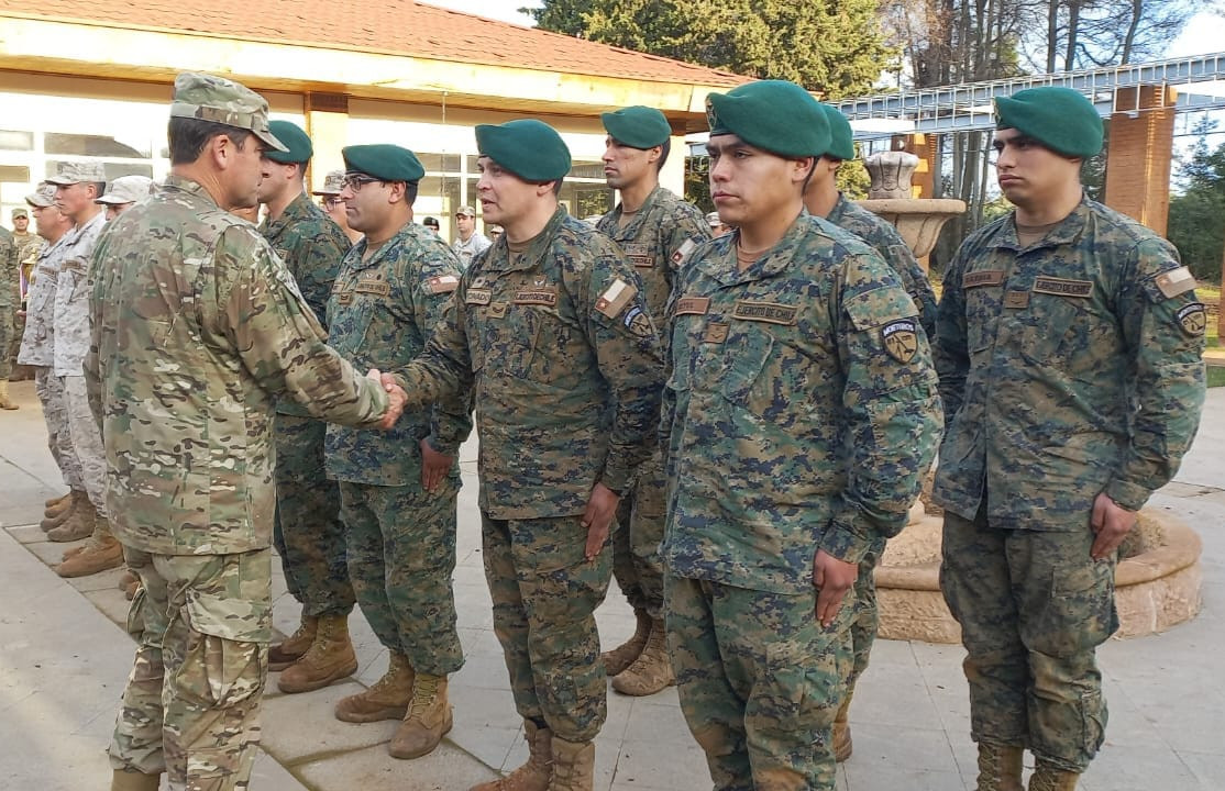 El general Iturriaga saluda a los ganadores de la Competencia de Artilleru00eda y Morteros 2023 Foto Eju00e9rcito de Chile