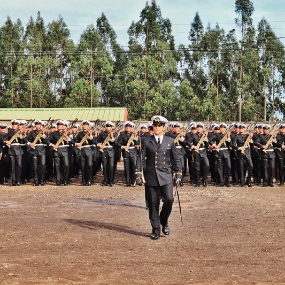 Entrega de armas de servicio a soldados Infantes de Marina del Servicio Militar Foto Armada de Chile