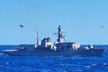 Aviones F 16 y fragata Almirante Condell en ejercicio en el Teatro de Operaciones Norte Imagen Armada de Chile
