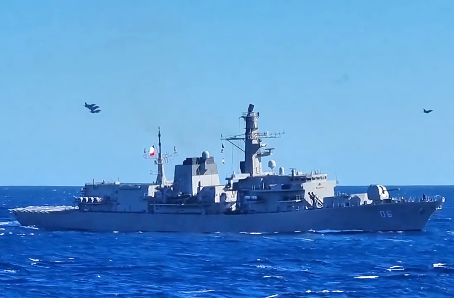 Aviones F 16 y fragata Almirante Condell en ejercicio en el Teatro de Operaciones Norte Imagen Armada de Chile
