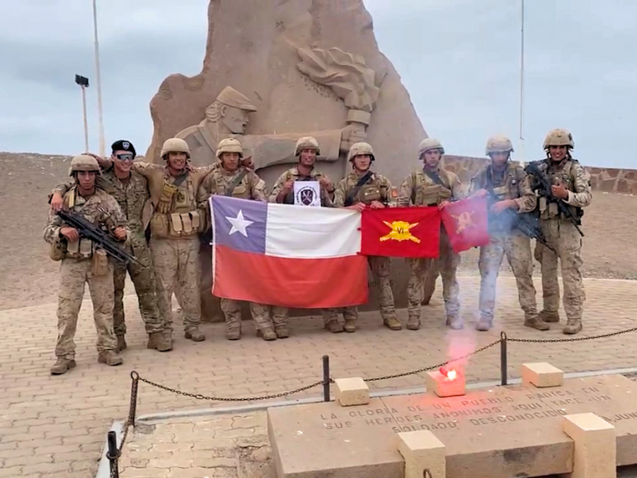 Equipo de la VI División en la cumbre del morro de Arica tras finalizar la competencia Imagen Ejército de Chile