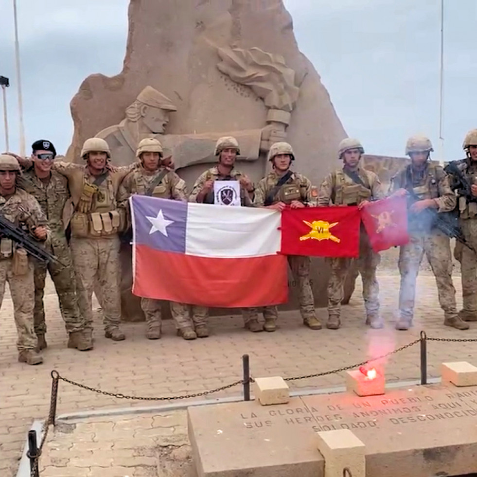 Equipo de la VI División en la cumbre del morro de Arica tras finalizar la competencia Imagen Ejército de Chile