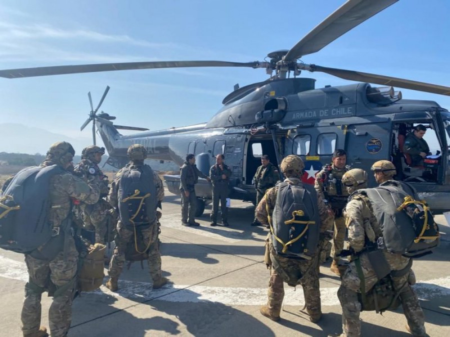 Efectivos enbarcan en un helicóptero Super Puma de la Aviación  Naval para realizar un salto en paracaídas Foto Armada de Chile