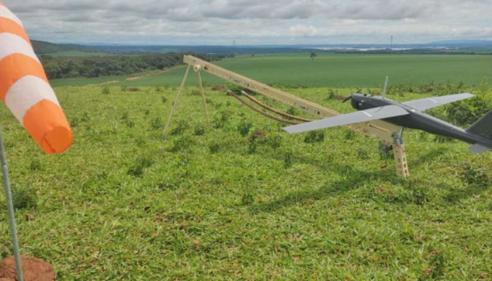 Brasil prueba el dron Harpia armado con artillería de misiles y cohetes Astros