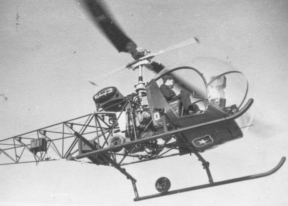 En 1953 el teniente 1 Josu00e9 Berdichewsky junto al comandante en Jjfe de la FACH y ministro de Defensa de ese entonces sobrevuelan en un Bell 47 D1 la Plaza Libertad de Santiago actual Plaza de la Ciudadanu00eda Foto FACh