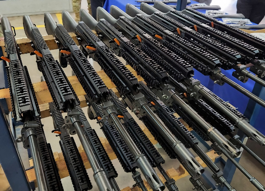 Trabajo de mantenimiento recuperativo de fusiles de asalto en la Planta de Armamento Menor Foto Famae