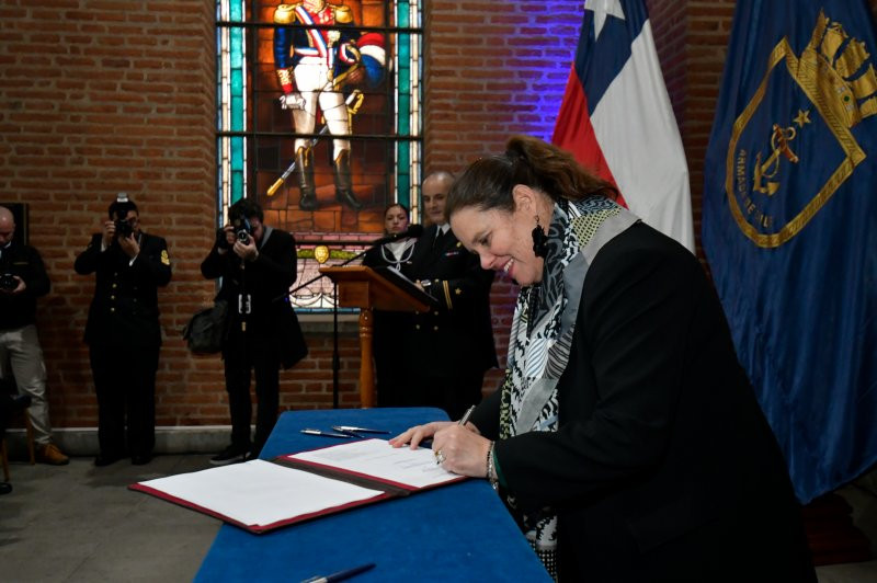 La ministra Maya Fernu00e1ndez firma el documento que promulga el Programa Oceu00e1nico Nacional Foto Armada de Chile