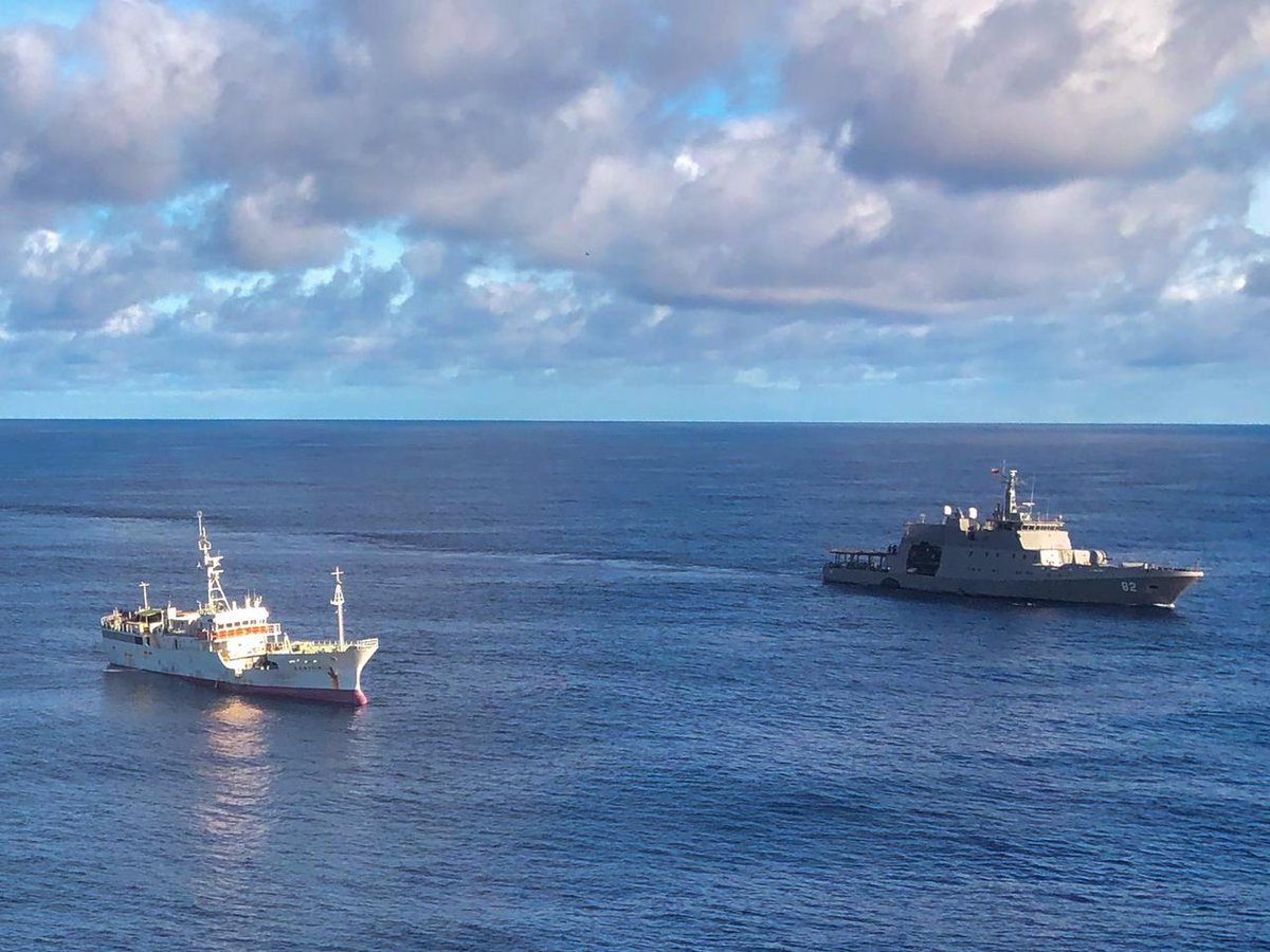 El OPV 82 Comandante Toro realizando fiscalizaciu00f3n pesquera oceu00e1nica en la Zona Econu00f3mica Exclusiva del pau00eds Foto Armada de Chile 002