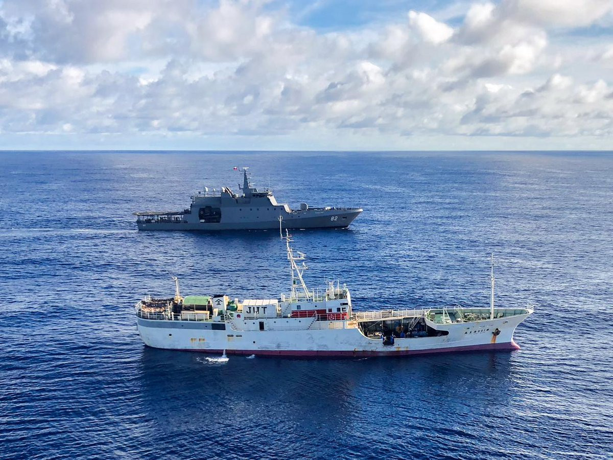 El OPV 82 Comandante Toro realizando fiscalizaciu00f3n pesquera oceu00e1nica en la Zona Econu00f3mica Exclusiva del pau00eds Foto Armada de Chile