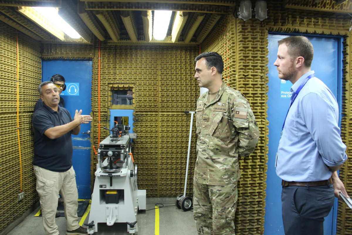 El ingeniero Kyle Koepf del Devcom del Eju00e9rcito de Estados Unidos en una visita al IDIC Foto Eju00e9rcito de Chile