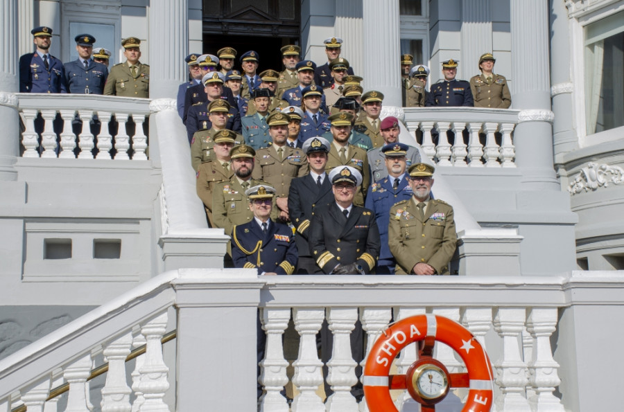 Delegación de la ESFAES en el SHOA Foto Armada de Chile