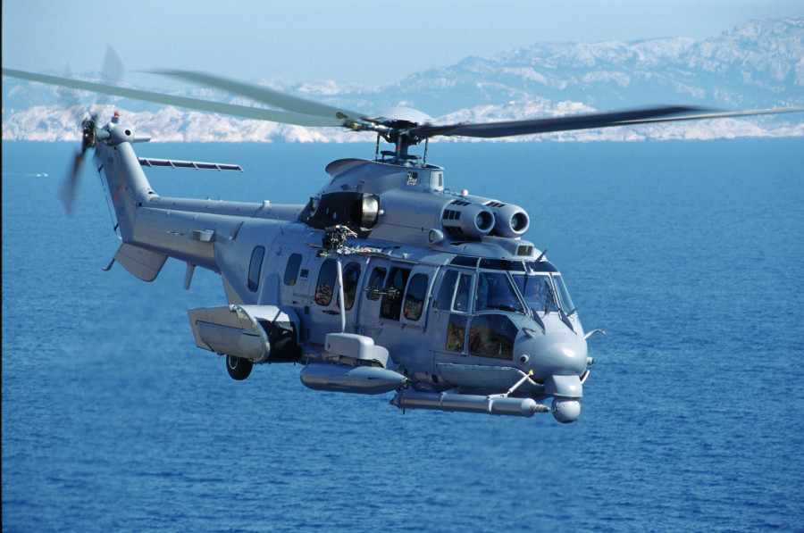 Helicóptero H225M equpado con un contenedor (pod) NC621. Foto. Nexter
