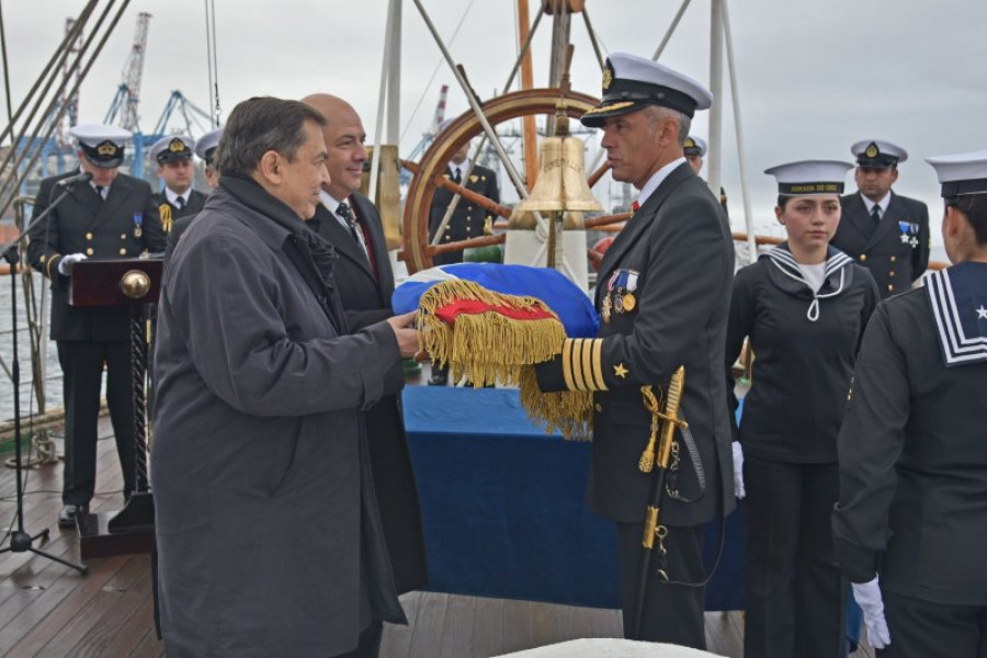 Entrega del pabellón de combate al comandante del buque escuela Esmeralda Foto Armada de Chile