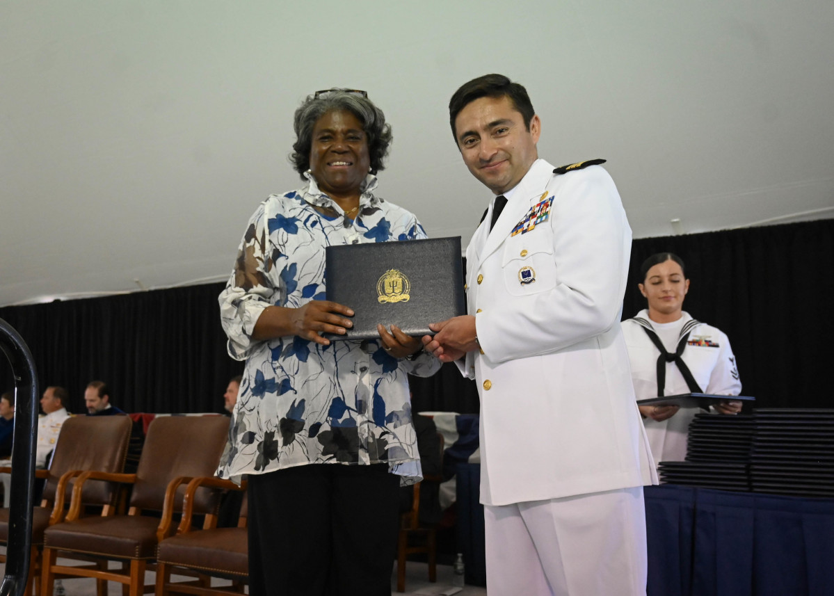 Entrega de diploma al comandante Aguero Foto US War College