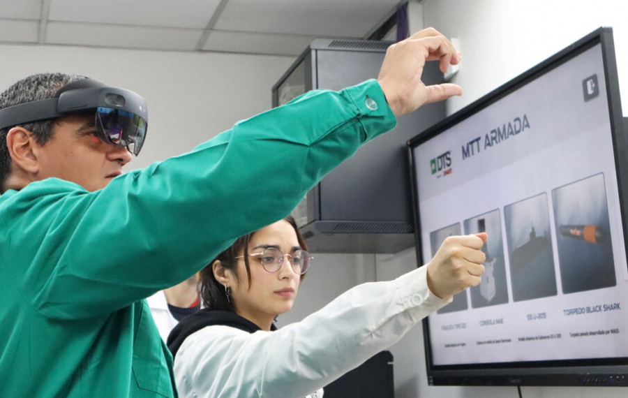 El comodoro Óscar Manzano empleando un sistema de instrucción de realidad aumentada para equipos de submarinos Foto DTS