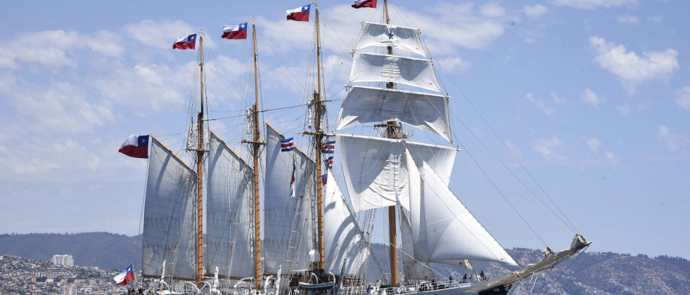 BE Esmeralda navegando a la altura de Viña del Mar Foto Armada de Chile