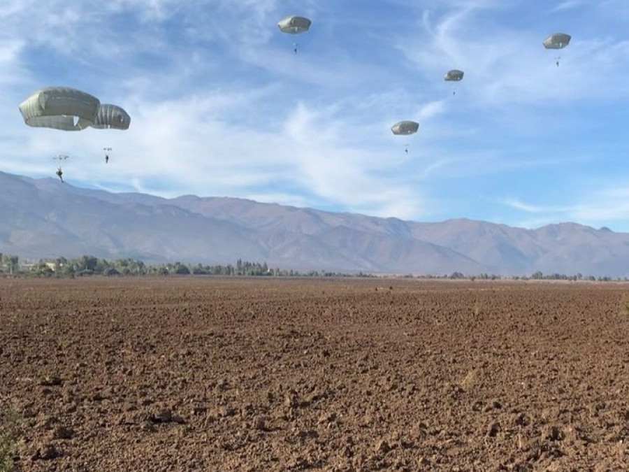 Salto en paracaídas T 11 de personal y alumnos que tienen la especialidad secundaria de paracaidista básico militar de la Academia de Guerra Foto Ejército de Chile