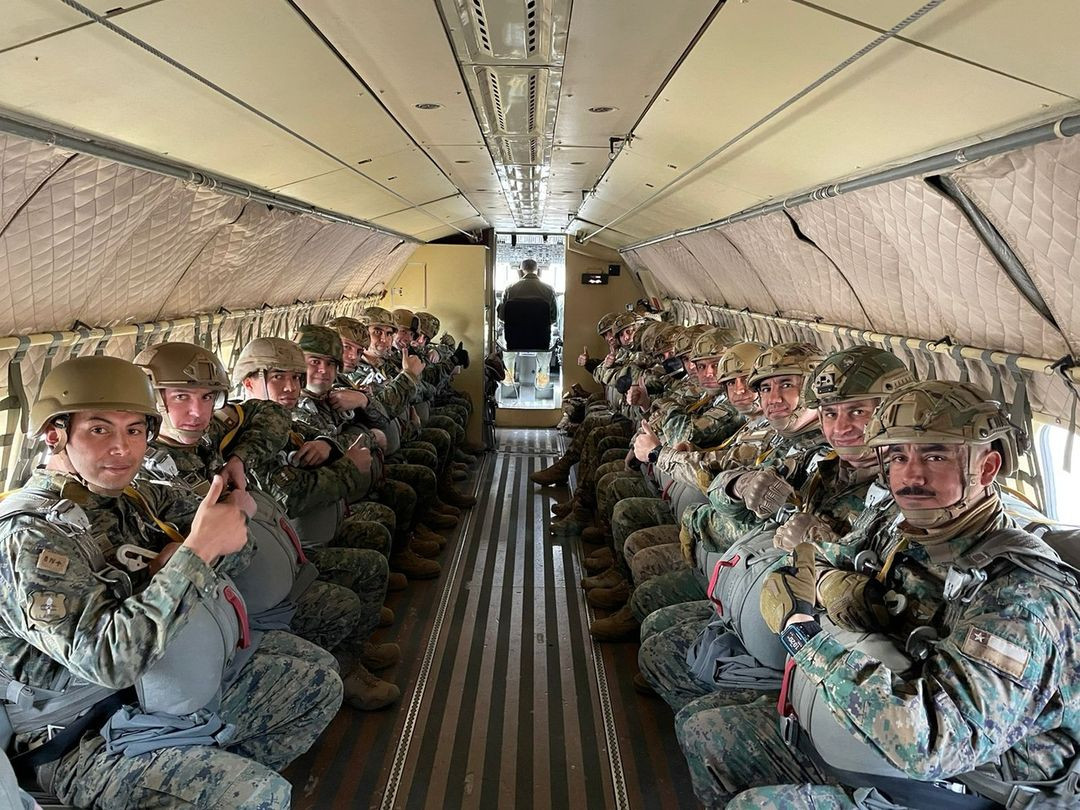 Personal y alumnos de la Academia de Guerra a bordo de un aviu00f3n de la BAVE listos para efectuar su salto en paracau00eddas T 11 Foto Eju00e9rcito de Chile