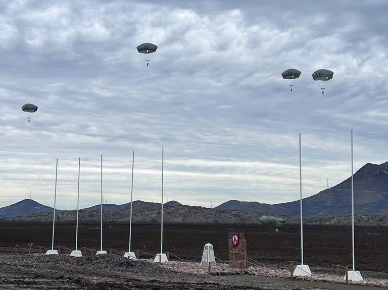 Efectivos del Destacamento de Montau00f1a Yungay efectuando salto con paracau00eddas T 11 en Peldehue Foto Eju00e9rcito de Chile