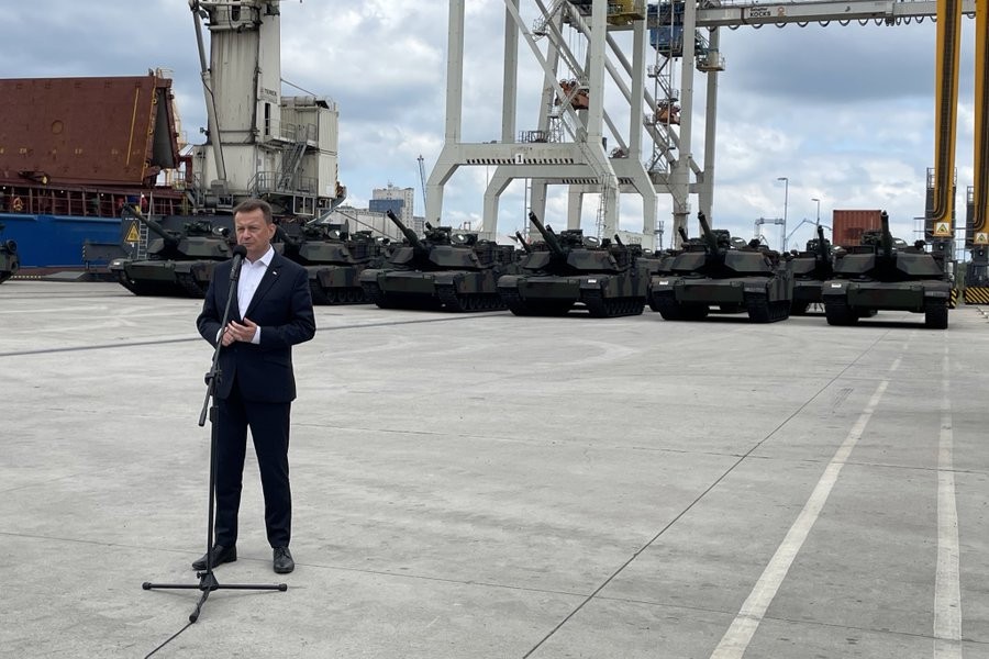 Mariusz Blaszczak, ministro de Defensa de Polonia, ante los primeros carros de combate Abrams llegados al país. Foto. Ministerio de Defensa de Polonia