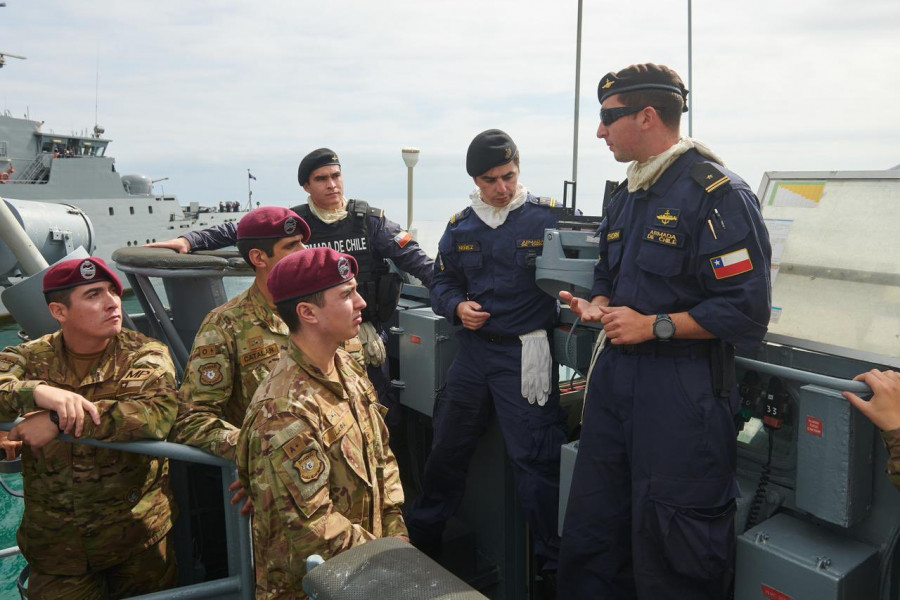Alumnos de la Escuela de Caballería Blindada a bordo de la LAM Angamos Foto Armada de Chile