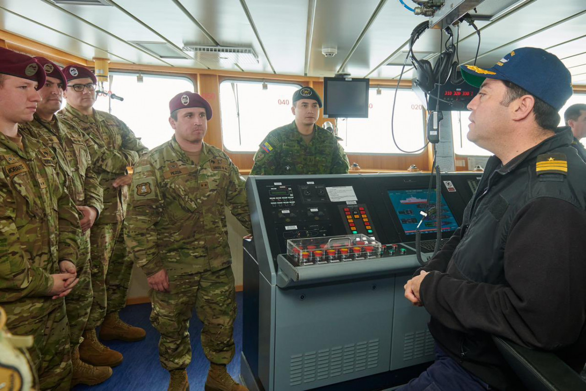 Los alumnos de la Escuela de Caballeru00eda Blindada en el puente del OPV 84 Cabo Odger Foto Armada de Chile