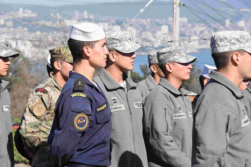 Grumete del curso de Comunicaciones y alumnos del curso Telecomunicaciones Conjuntas de la Escuela de Especialidades de la FACh Foto Apolinav Armada de Chile