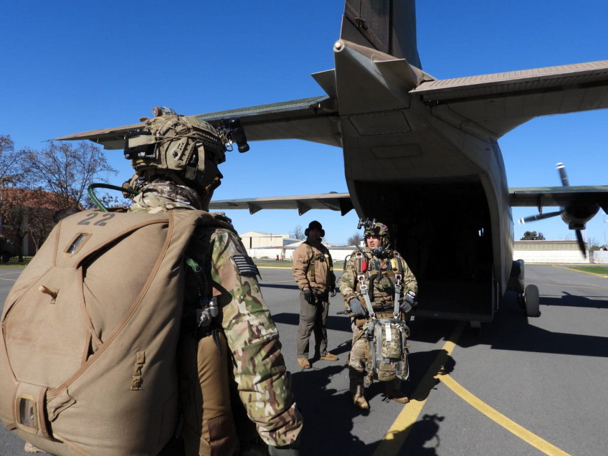 Operadores de FFEE del ejercicio Estrella Austral 2022 embarcan en un aviu00f3n de transporte Airbus DS C 212 300 de la Bave Foto Eju00e9rcito de Chile